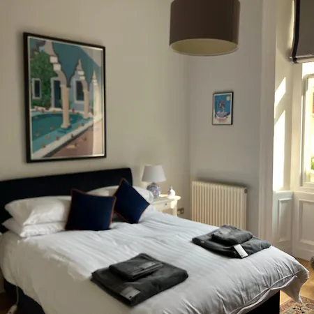 Victorian With Free Parking In Murrayfield Edinburgh