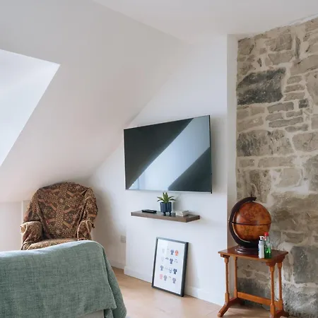 & Modern 2bd Flat -