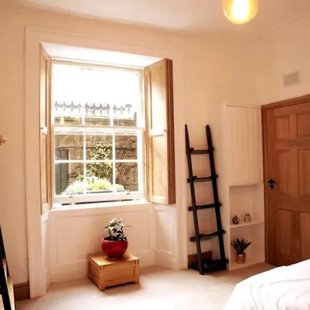 Elegant & Sunny 2bd Basement Stay, Edinburgh!