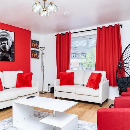 Spacious 5 Bedroom Detached Home, Free Parking, Sleeps 10, Near Centre Διαμέρισμα *