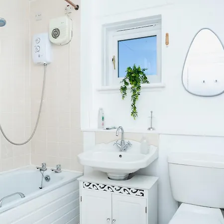 Spacious 5 Bedroom Detached Home, Free Parking, Sleeps 10, Near Centre Διαμέρισμα *