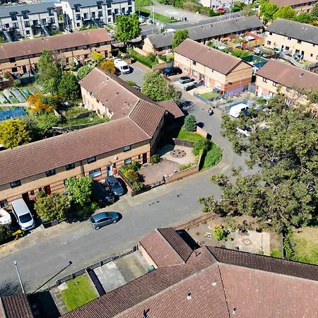 Spacious 5 Bedroom Detached Home, Free Parking, Sleeps 10, Near Centre