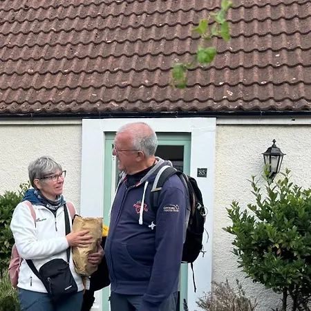 Cosy Cottage For Share , Private Double Room, Wifi, Parking, Garden