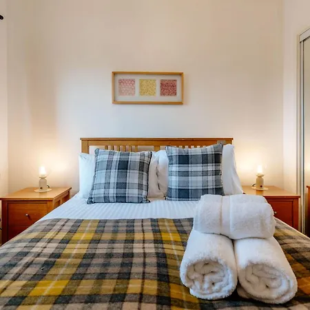 Charming 3-bed Free Parking West End Apartment