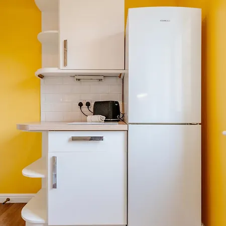 Chic 2-bed Near Centre *