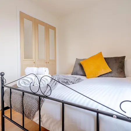 Chic 2-bed Near Centre Apartment