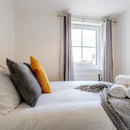Chic 2-bed Near Centre Apartment