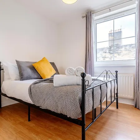 Chic 2-bed Near Centre Apartment