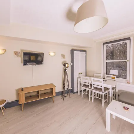 Central Edinburgh Apartment By The Castle
