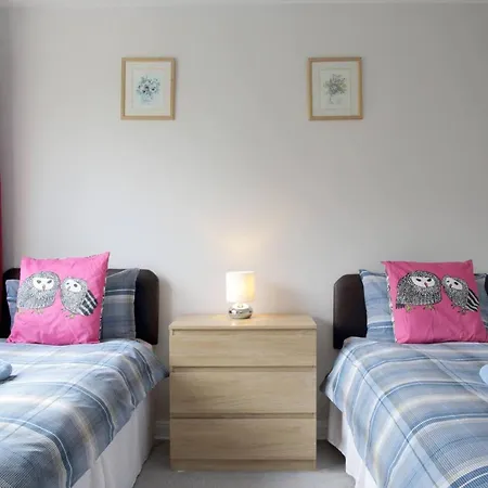 Family-friendly Flat Walkable From Princess Street *