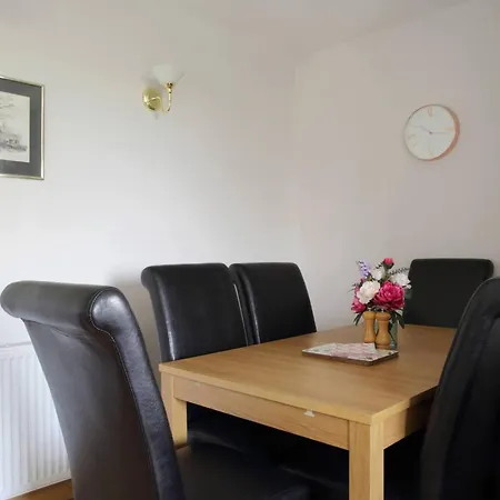 Family-friendly Flat Walkable From Princess Street *