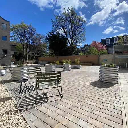 Modern With Kitchen & Ensuite In Édimbourg