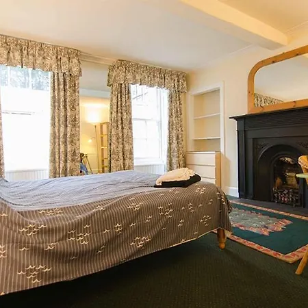 Spacious Flat Near Centre Daire Edinburgh