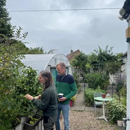 Charming For Share ,private Double , Fast Fibre Optik Int, Free Parking, Garden Frühstückspension *