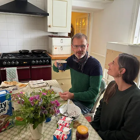 Cosy Cottage For Share , Private Double Room, Wifi, Parking, Garden *