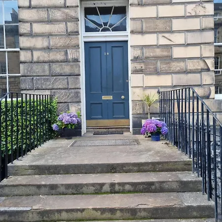 3 Double-bed Georgian In Prime Location Apartment