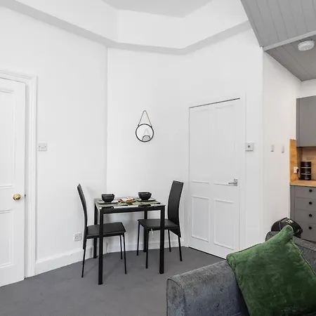 Sleek Canalside In Apartment