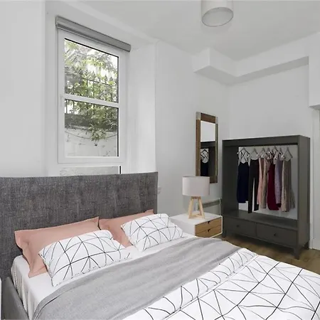 Haymarket Flat Sleeps 4 * エディンバラ