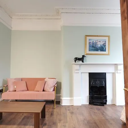 Stylish Top-floor Flat - Leith