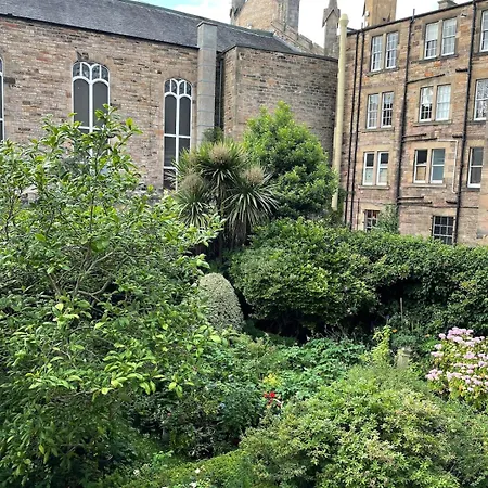 Quiet Garden View 2br Center Near Fringe *