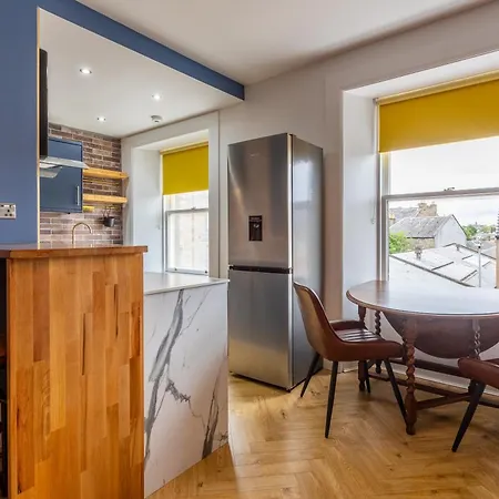 Centre Meadowside Daire Edinburgh