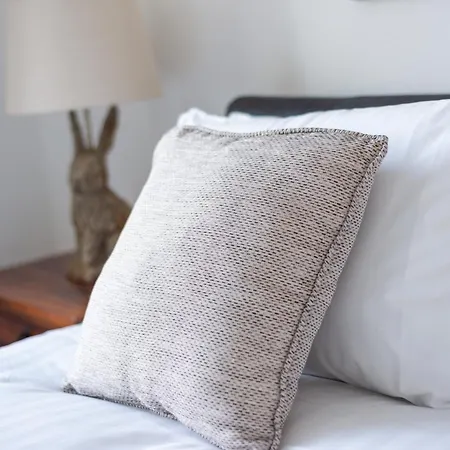 Cosy 2-bedroom Flat Close To Centre *