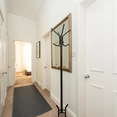 Cosy 2-bedroom Flat Close To Centre Apartamento