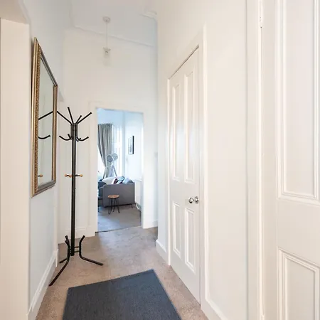 Cosy 2-bedroom Flat Close To Centre