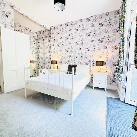 Апартаменты Centre Escape With Private Garden