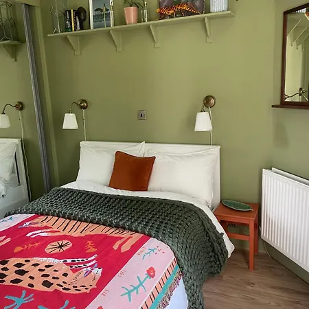 Quiet 1 Bed With Garden Views Near Leith & Centre شقة *