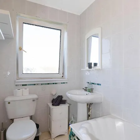 Free Parking - Sleeps 6 - - Good Location Appartement