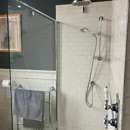 Victorian With Car Parking In Driveway, Murrayfield Apartment *