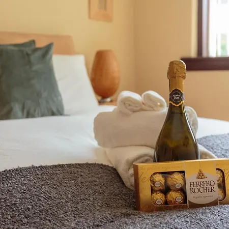 Free Parking - Centre - 3 Bedrooms - 5 Guests *