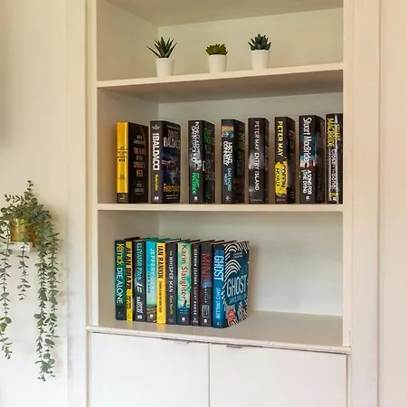 Free Parking - Centre - 3 Bedrooms - 5 Guests Apartment *