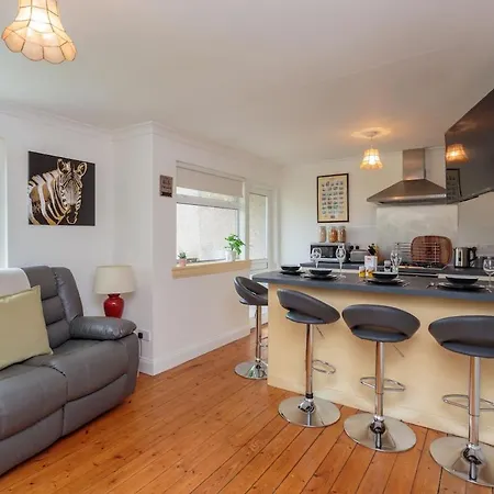 Free Parking - Centre - 3 Bedrooms - 5 Guests Apartment