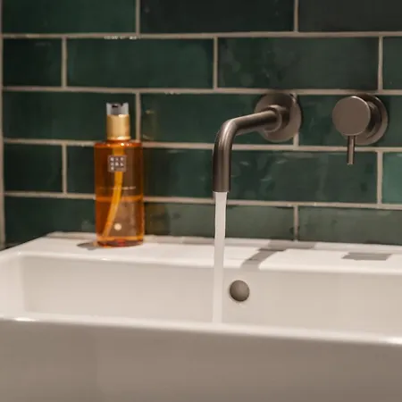 旅馆 Code - The Court,