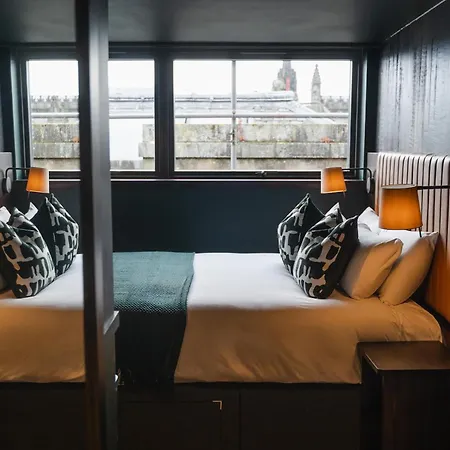 Albergue Code Pod - The Court -