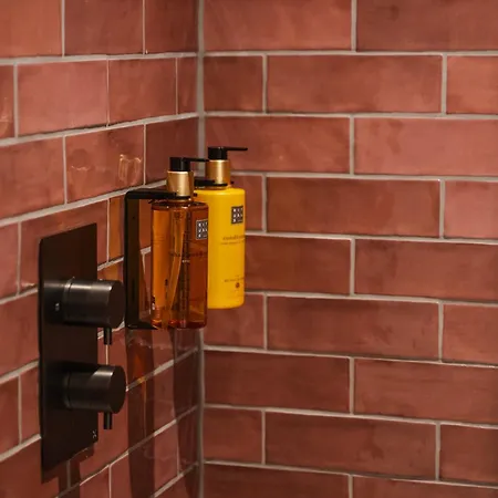 Code - The Court, 旅馆 *