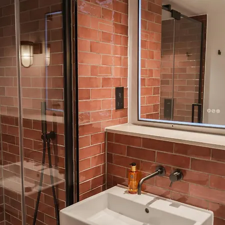 旅馆 Code - The Court, *