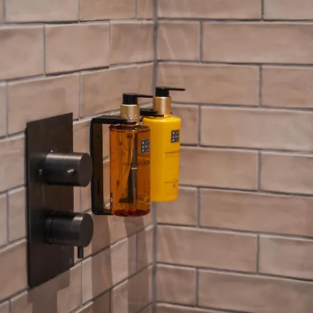 Code - The Court, 旅馆 *