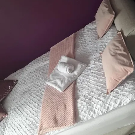 Chic 2 Bed With Free Parking- Recently Redecorated, 10 Minutes To Centre * Edinburgh