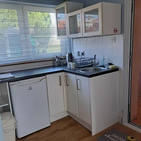 Double Ensuite Room, 1-minute Walk To Bus Stop Privatunterkunft *