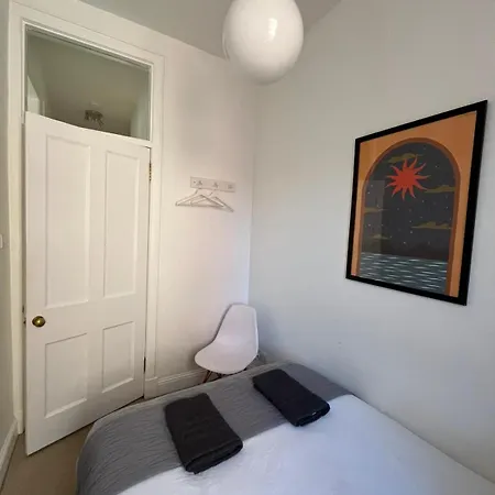 Bright 2 Bedroom Near The Meadows エディンバラ