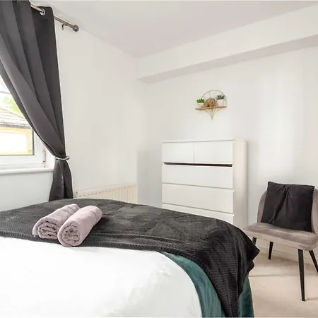 2bed Flat In Leith-free Parking- By Homes Edinburgh