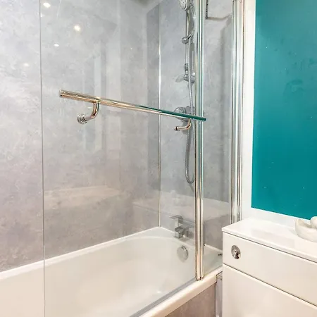 2bed Flat In Leith-free Parking- By Homes * Edinburgh