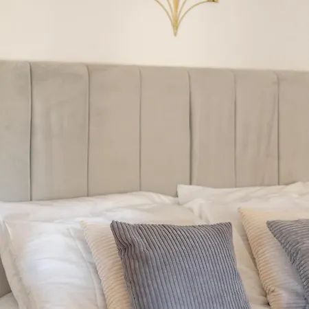 2bed Flat In Leith-free Parking- By Homes *