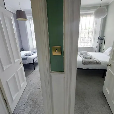 Spacious With Easy Access To Airport & Centre Appartamento Edimburgo