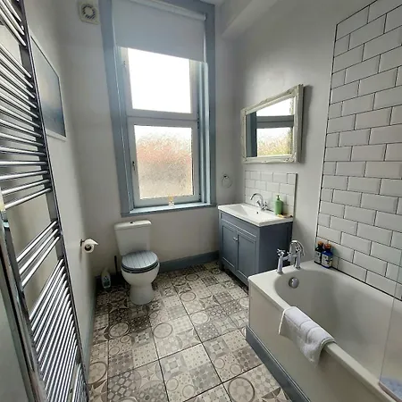 Spacious With Easy Access To Airport & Centre Edimburgo