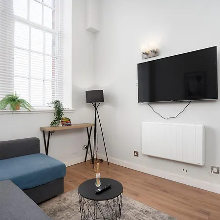 2bed-2bath Flat, Centre *