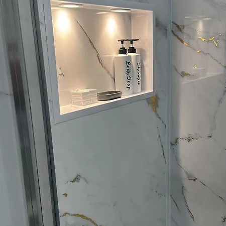 Centre Ground Floor 3 Bedroom 아파트